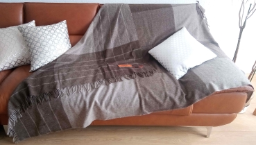 Preview: Kuschelig weiche und warme Decke 200x150cm, braun, 100% Yakwolle aus der METE Collection